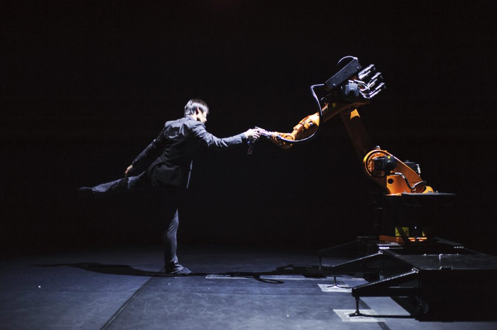 他coding了一場與機器人的舞！小叮噹給他力量，驚豔全球63個舞台