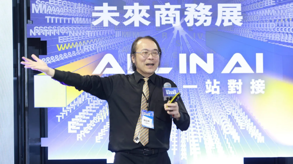 「師」字輩光環褪色？簡立峰：AI 代理衝擊各行各業，但留下來的人將賺更多
